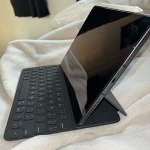 Smart Keyboard Folio for iPad Pro 11-inch (4th gen) & iPad Air (5th gen)